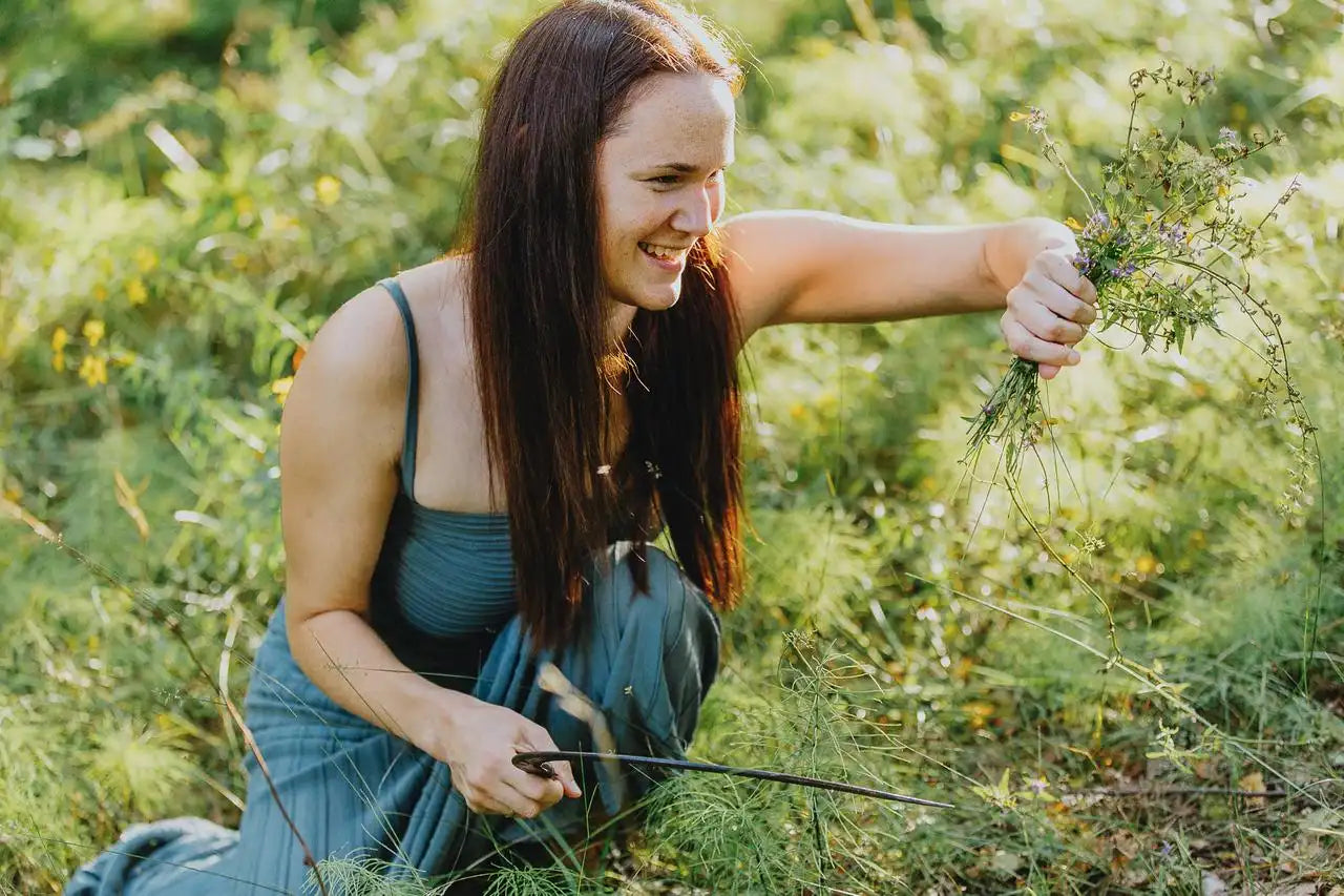 Dr. Ilze Ģērmane dabā – Herb & Lust dibinātāja, dabīgās veselības un gemmo terapijas speciāliste